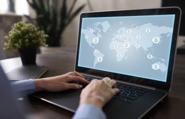 Sanal ekran bitcoin simgeleri ile dünya harita. Kripto para birimi. Blockchain teknoloji. Internet ödemeler.