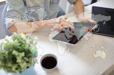 Dünyalar Sanal ekranda eşleştirir. İş, internet ve teknoloji kavramı.