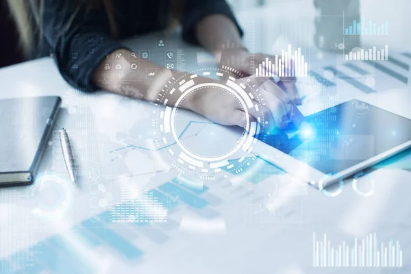 Internet, üzlet és technológia fogalmát. Virtuális képernyő háttér ikonok, diagramok és grafikonok. — Stock Fotó