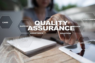 Kalite güvencesi kavramı sanal ekran üzerinde. İş kavramı.