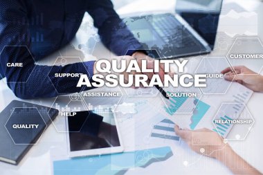 Kalite güvencesi kavramı sanal ekran üzerinde. İş kavramı.