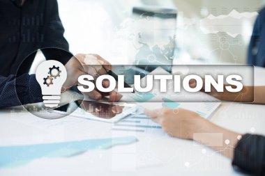 İş çözümleri kavramı sanal ekrandaki.