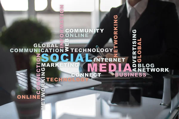 소셜 미디어 네트워크 및 마케팅입니다. 비즈니스, 기술 개념입니다. 가상 화면의 단어 구름. — 스톡 사진