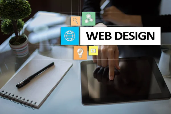 Concept de conception et de développement Web sur l'écran virtuel . — Photo