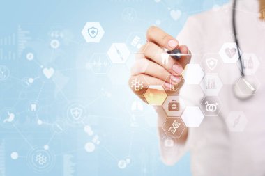 Tıp Doktor modern bilgisayar sanal ekran arayüzü, tıbbi teknoloji ağ kavramı kullanıyor.