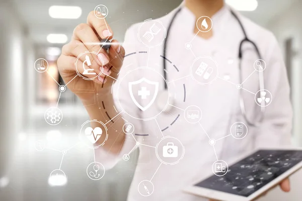 Medicine doktor med modern dator, virtuell skärm gränssnitt och ikonen medicinsk nätverksanslutning. hälso-och koncept. — Stockfoto