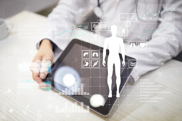Врач использует современный компьютер с диаграммой медицинской записи на виртуальном экране. Применение мониторинга здоровья . — стоковое фото