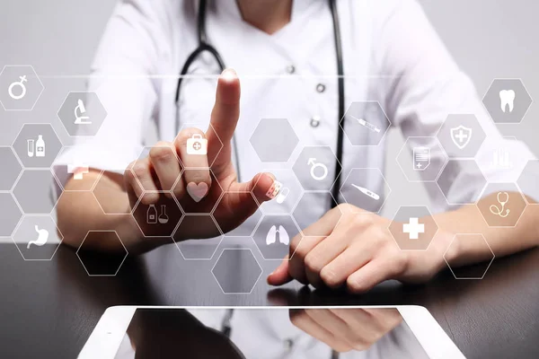 Technologie de la médecine et concept de santé. Médecin travaillant avec PC moderne. Icônes sur écran virtuel . — Photo