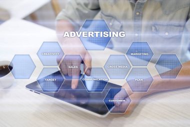 Avertising, pazarlama stratejisi. Simgeler ve grafikler sanal ekran üzerinde. İş, internet ve teknoloji kavramı.