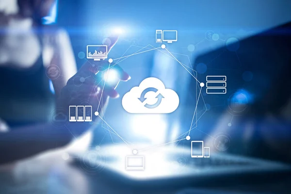 Cloud-Vernetzung, Internet und modernes Technologiekonzept auf virtuellem Bildschirm. — Stockfoto