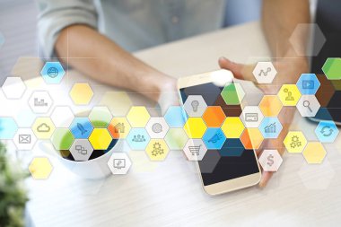 Renkli uygulamaları simgeler ve grafikler sanal ekran üzerinde. İş, internet ve teknoloji kavramı.