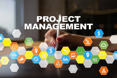 Sanal ekran üzerinde proje yönetimi. İş kavramı.