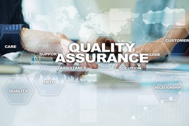 Kalite güvencesi kavramı sanal ekran üzerinde. İş kavramı.