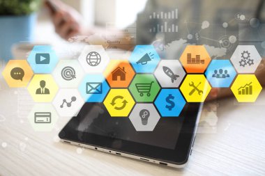 Renkli uygulamaları simgeler ve grafikler sanal ekran üzerinde. İş, internet ve teknoloji kavramı.