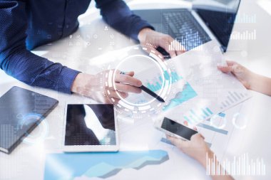 Internet, iş ve teknoloji kavramı. Sanal ekran simgeleri, diyagramlar ve grafikler arka planda.