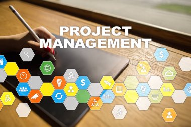 Sanal ekran üzerinde proje yönetimi. İş kavramı.