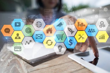 Renkli uygulamaları simgeler ve grafikler sanal ekran üzerinde. İş, internet ve teknoloji kavramı.