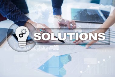 İş çözümleri kavramı sanal ekrandaki.