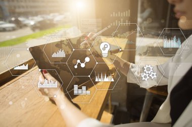 Uygulamalar simgeler ve grafikler sanal ekran üzerinde. İş, internet ve teknoloji kavramı.