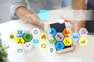 Renkli uygulamaları simgeler ve grafikler sanal ekran üzerinde. İş, internet ve teknoloji kavramı.