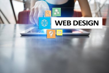 Web Tasarım ve geliştirme kavramı sanal ekrandaki.