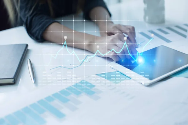 Diagramme und Grafiken auf virtuellem Bildschirm. Geschäftsstrategie, Datenanalysetechnologie und Finanzwachstumskonzept. — Stockfoto