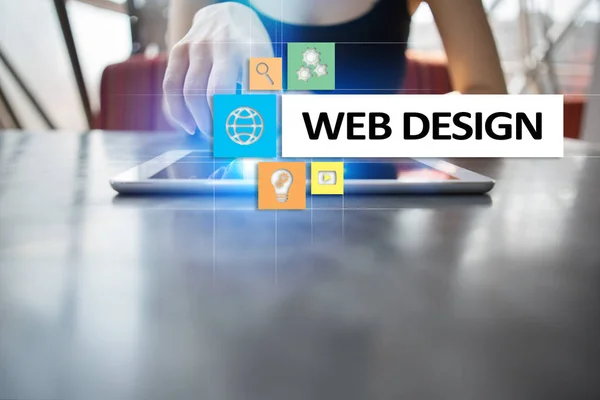 Web design en ontwikkeling concept op het virtueel scherm. — Stockfoto