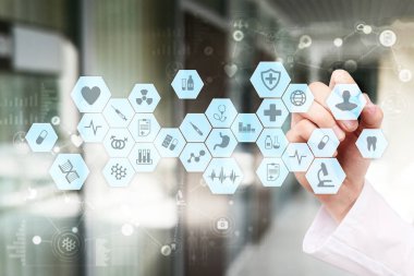 Tıp doktoru modern bilgisayar sanal ekran arayüzü ile çalışma. Tıp teknolojisi ve sağlık kavramı. EMR, Ehr, elektronik sağlık kayıtları.