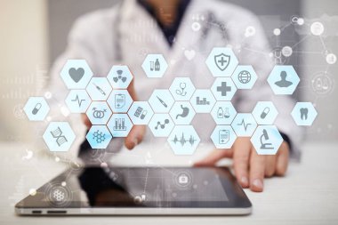 Tıp doktoru modern bilgisayar sanal ekran arayüzü ile çalışma. Tıp teknolojisi ve sağlık kavramı. EMR, Ehr, elektronik sağlık kayıtları.