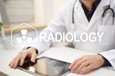 Radyoloji tıbbi teknoloji sanal ekran üzerinde. Sağlık