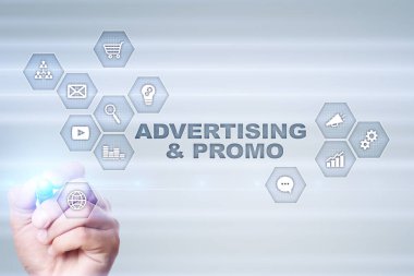 Avertising, pazarlama stratejisi. Simgeler ve grafikler sanal ekran üzerinde. İş, internet ve teknoloji kavramı.