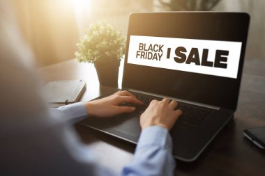 Cihaz ekranında Kara Cuma satış afişi. E-ticaret, internet sektörü ve dijital pazarlama.