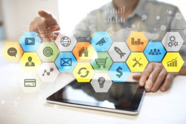 Renkli uygulamaları simgeler ve grafikler sanal ekran üzerinde. İş, internet ve teknoloji kavramı.