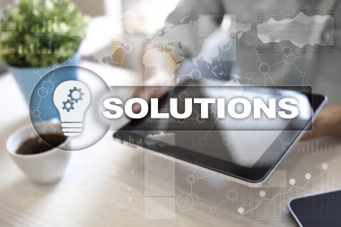 İş çözümleri kavramı sanal ekrandaki.