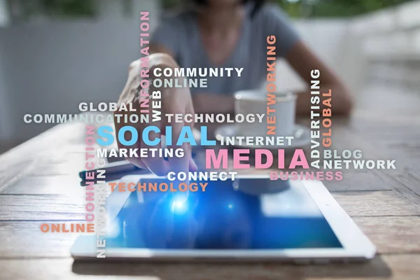Redes sociais e marketing. Negócio, conceito de tecnologia. Nuvem de palavras na tela virtual . — Fotografia de Stock