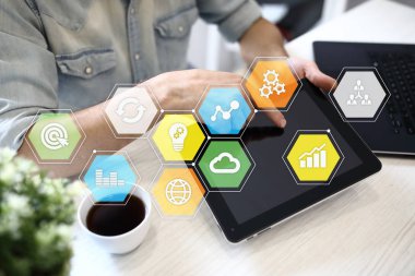 Renkli uygulamaları simgeler ve grafikler sanal ekran üzerinde. İş, internet ve teknoloji kavramı.