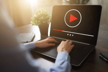 Aygıt ekranındaki video oynatıcı penceresi. İnternet pazarlama ve reklam kavramı.