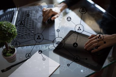 İnsanlar simgeler yapısı sosyal ağ. Saatlik insan kaynakları yönetimi. İş internet ve teknoloji kavramı.