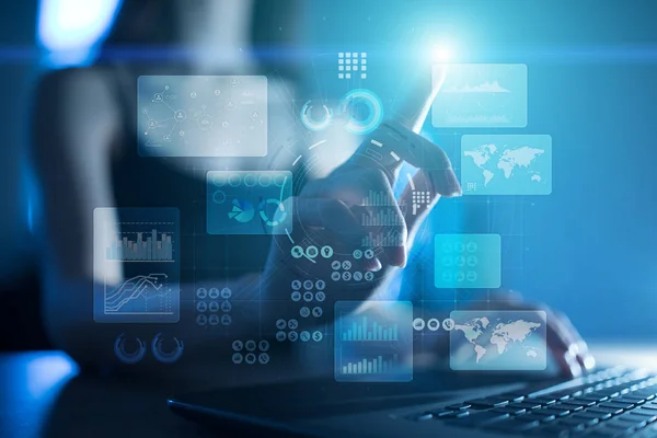 Sanal dokunmatik ekran. Proje yönetimi. Veri analizi. Hitech teknoloji çözümleri iş için. Internet, teknoloji.