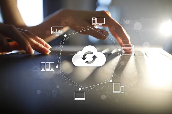 Cloud netwerken, Internet en moderne technologie concept op virtueel scherm. — Stockfoto