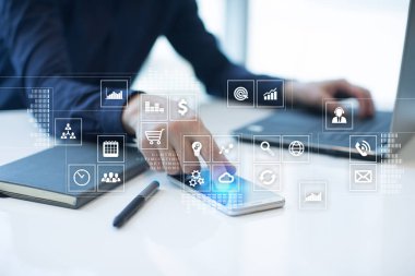 Sanal ekran arayüzü ile uygulamaları kutsal kişilerin resmi. Apps. Strateji planlama Internet teknoloji kavramı.