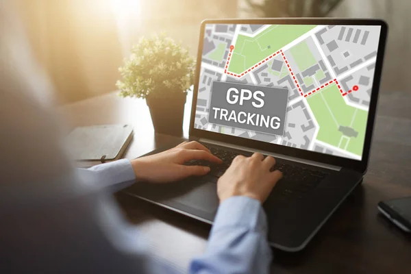 GPS Sistema de posicionamiento global mapa de seguimiento en la pantalla del dispositivo. —  Fotos de Stock