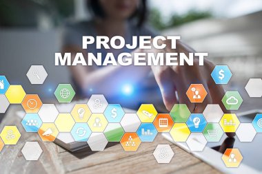 Sanal ekran üzerinde proje yönetimi. İş kavramı.