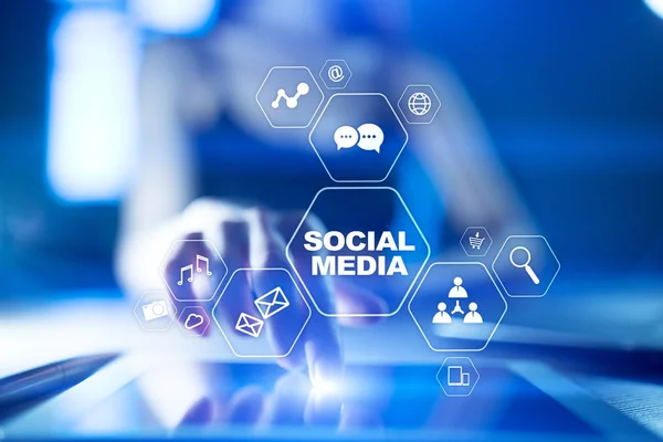 Concetto di social media sullo schermo virtuale. SMM. Marketing. Comunicazione e tecnologia Internet . — Foto Stock