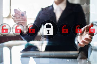 Siber Güvenlik, veri koruma, bilgi güvenliği ve şifreleme. İnternet Teknoloji ve iş kavramı. Sanal ekran ile asma kilit kutsal kişilerin resmi.