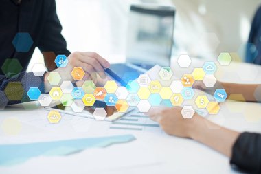 Renkli uygulamaları simgeler ve grafikler sanal ekran üzerinde. İş, internet ve teknoloji kavramı.
