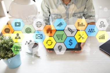 Renkli uygulamaları simgeler ve grafikler sanal ekran üzerinde. İş, internet ve teknoloji kavramı.