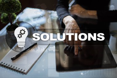 İş çözümleri kavramı sanal ekrandaki.