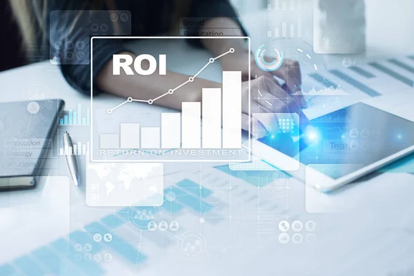 ROI, Retorno del negocio de inversión y concepto de tecnología. Fondo de pantalla virtual . — Foto de Stock