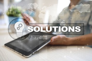 İş çözümleri kavramı sanal ekrandaki.